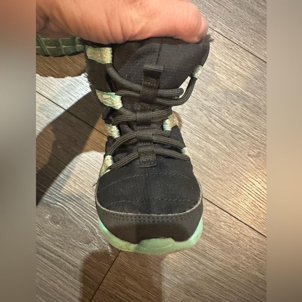 Nike Roshe One toddler girl sneaker snow boots - Picture 5 of 6